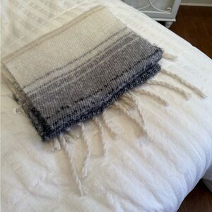 Old Navy Gray and Cream Scarf